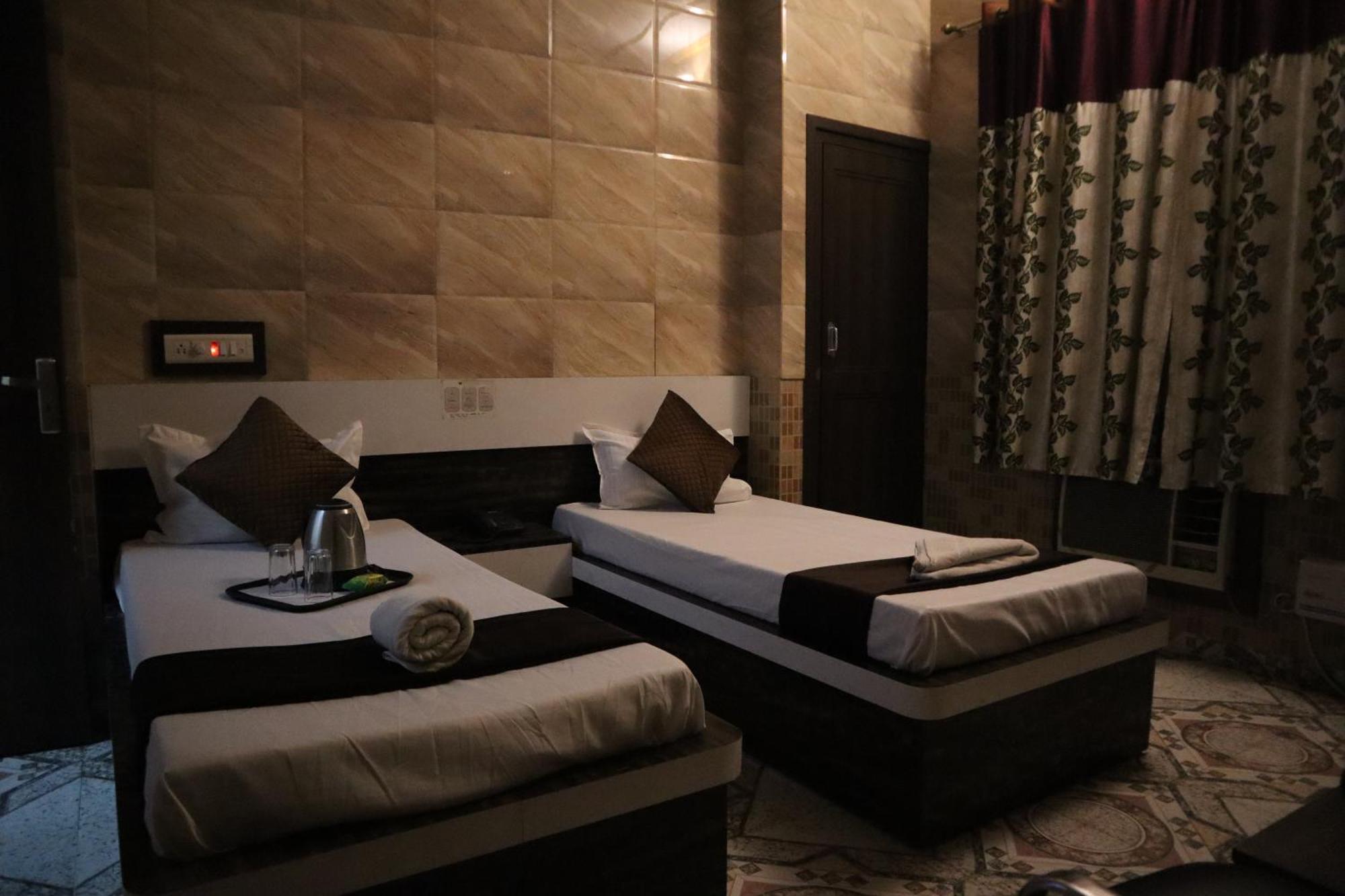 Hotel P R Palace ลัคเนา ภายนอก รูปภาพ