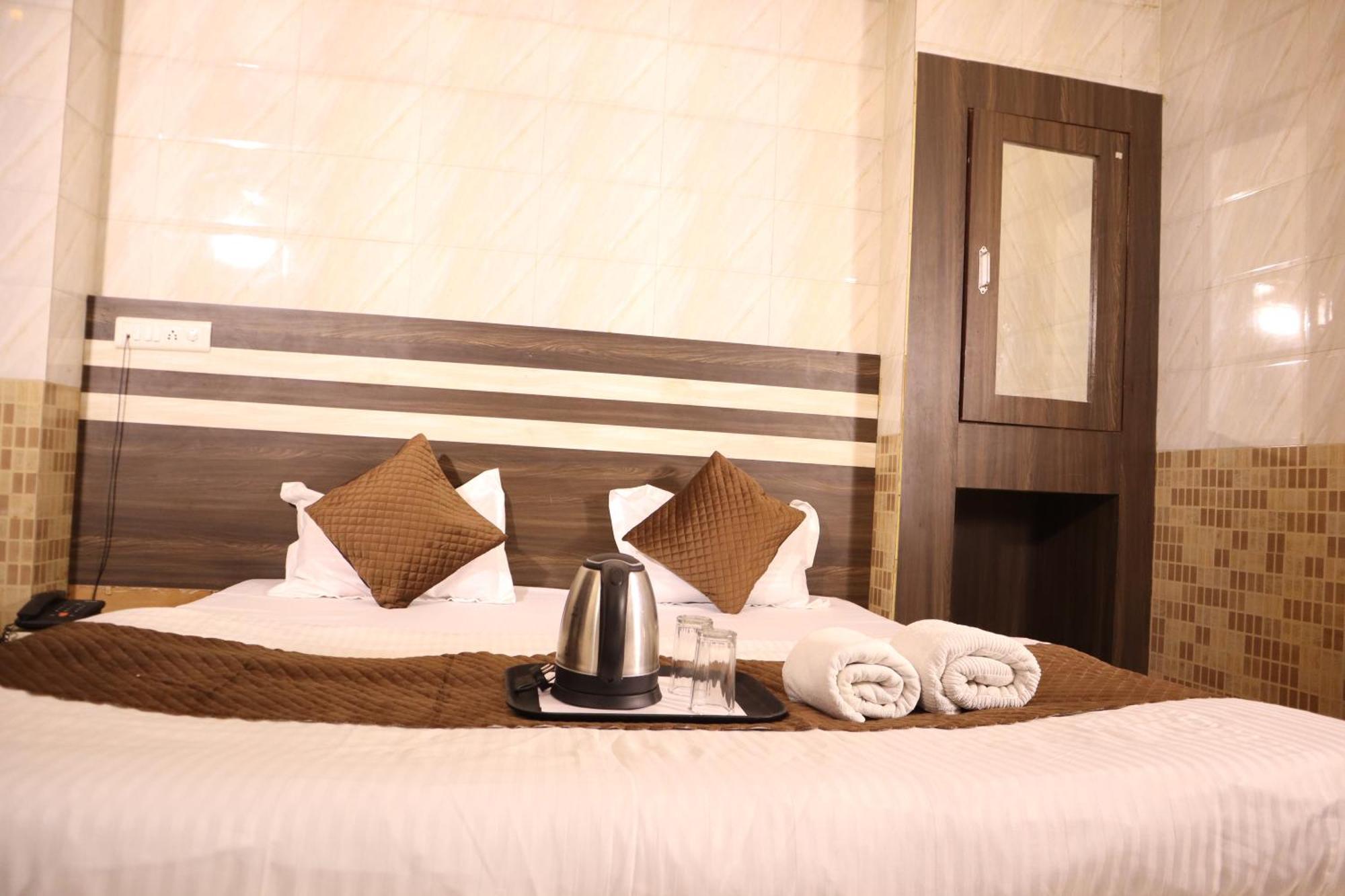 Hotel P R Palace ลัคเนา ภายนอก รูปภาพ