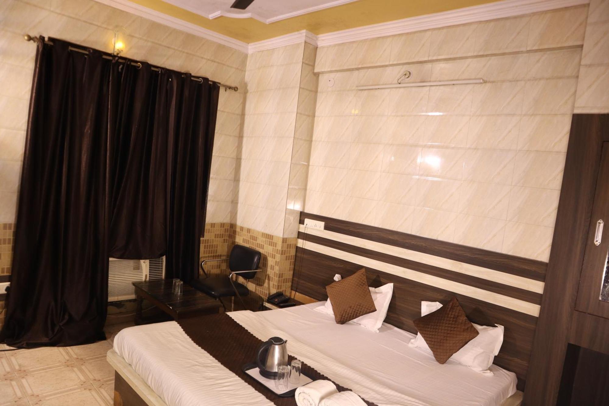 Hotel P R Palace ลัคเนา ภายนอก รูปภาพ